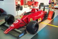 Ahol még a mosdóban is Ferrari V12-es van 33