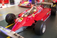 Ahol még a mosdóban is Ferrari V12-es van 35