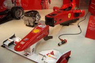 Ahol még a mosdóban is Ferrari V12-es van 36