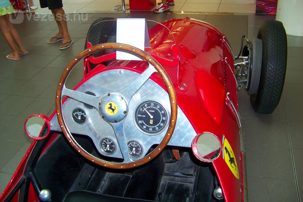 Ahol még a mosdóban is Ferrari V12-es van 13