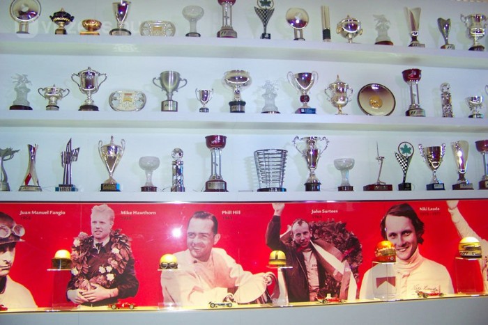 Ahol még a mosdóban is Ferrari V12-es van 7