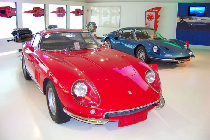 Ahol még a mosdóban is Ferrari V12-es van 8