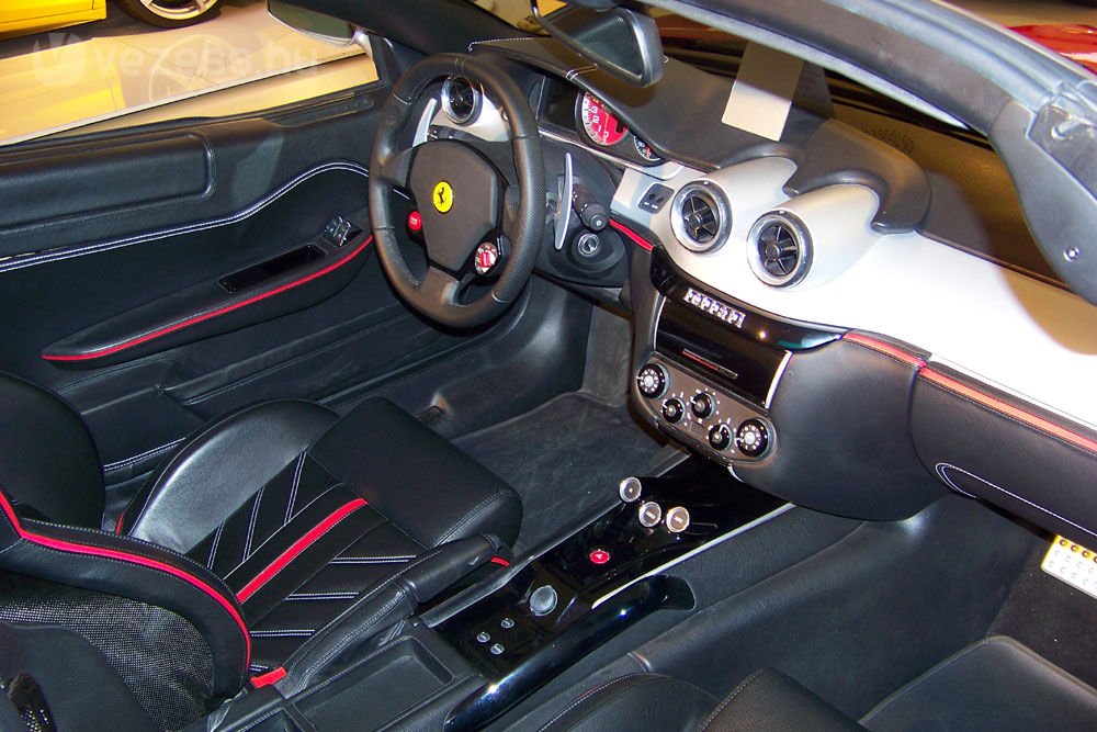 Ahol még a mosdóban is Ferrari V12-es van 25