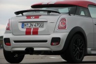 A John Cooper Works változat 1,6 literes turbómotorja 211 lóerős