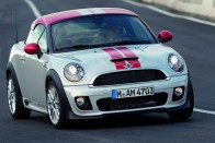 Így suhan a Mini Coupé a gyári fotón