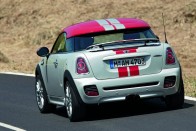 Így suhan a Mini Coupé a gyári fotón