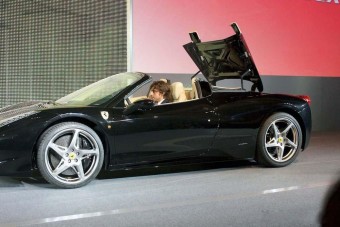 Alonso elvitte egy körre az új Ferrarit