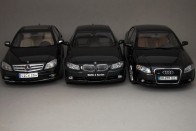 A Kyosho BMW 330-assal már megismerkedhettünk részletesebben, akkor már kiderült, hogy egy teljesen átlagos minőségű, jól összerakott kis modell, ami megéri a pénzét. De vajon a konkurencia mellett is megállja a helyét? Most kiderül, hiszen a Minichamps A4-esével és az Autoart C-osztályával kell megküzdenie!