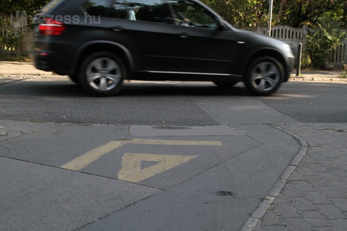 Kell-e ismernie a KRESZ-t a biciklisnek? 6 | Vezess Itt bizony a BMW-snek van elsőbbsége