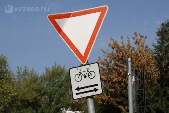 Kell-e ismernie a KRESZ-t a biciklisnek?