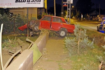 Gyerekkel az autóban rombolta le a kerítést
