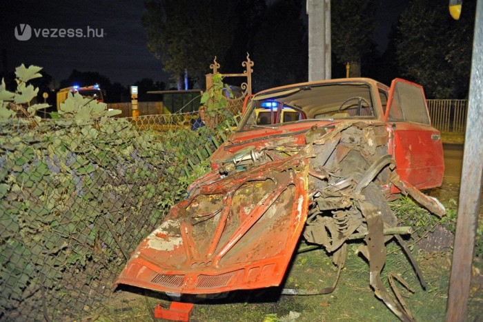 Gyerekkel az autóban rombolta le a kerítést 3
