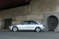 A legkisebb ezüst Mercedes-Benz limuzin. A nyugati középosztály jólétének jelképe