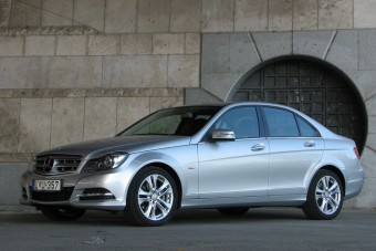 Az asszony miatt bukott a Merci