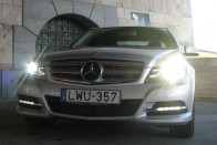 A LED-csík már csak kicsit bazári, de a BMW gyönyörű Angel Eye-megoldására még nincs válasza a Mercedesnek