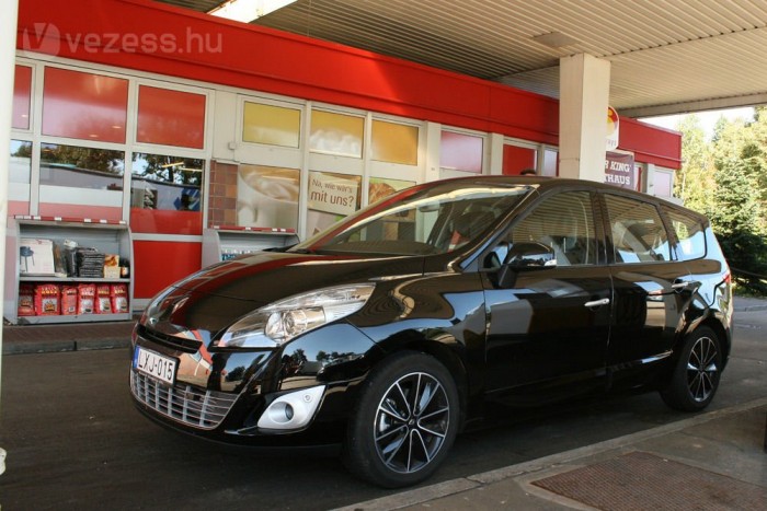 7,4 literes fogyasztással átvészelte a Grand Scénic az Autobahnt