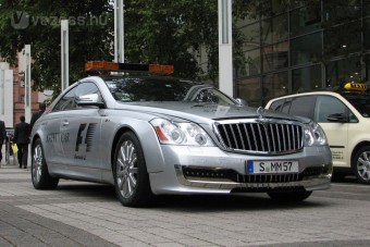 Megérkeztünk Frankfurtba az autószalonra