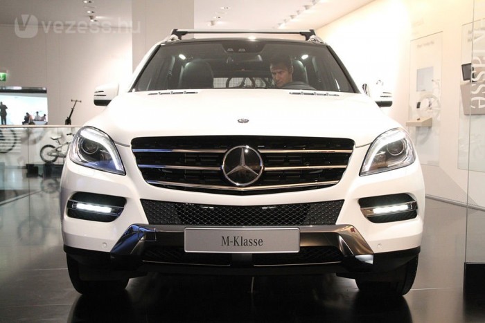 Az új M osztály hatalmas, de szolid vonalai, harmonikus arányai ezt nem érzékeltetik