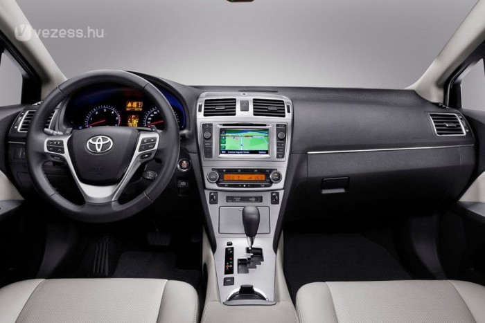 Megújult a Toyota Avensis 7 | Vezess Megújult a Toyota Avensis 7