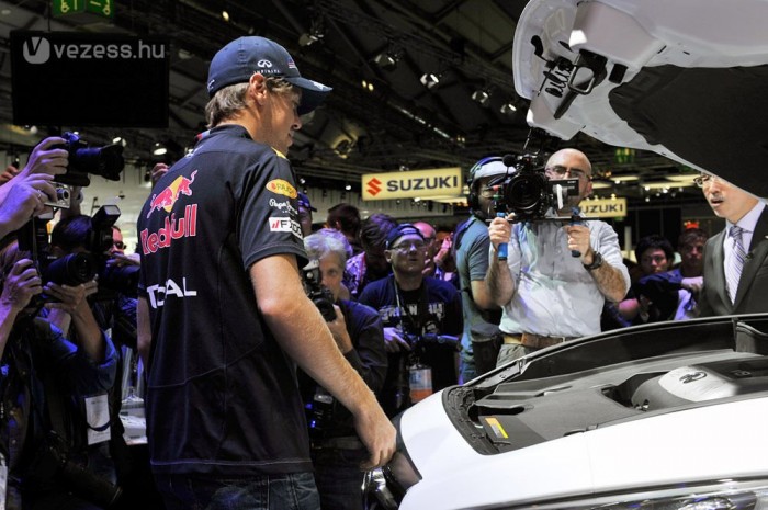 Utcán is 300-zal mehet az F1-bajnok 6