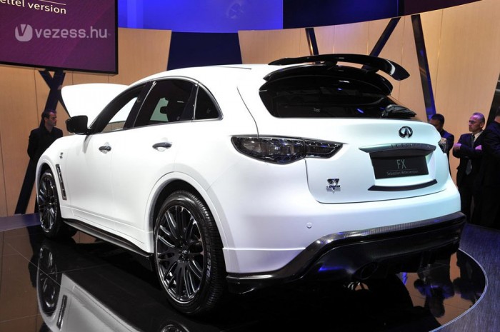 Utcán is 300-zal mehet az F1-bajnok 7