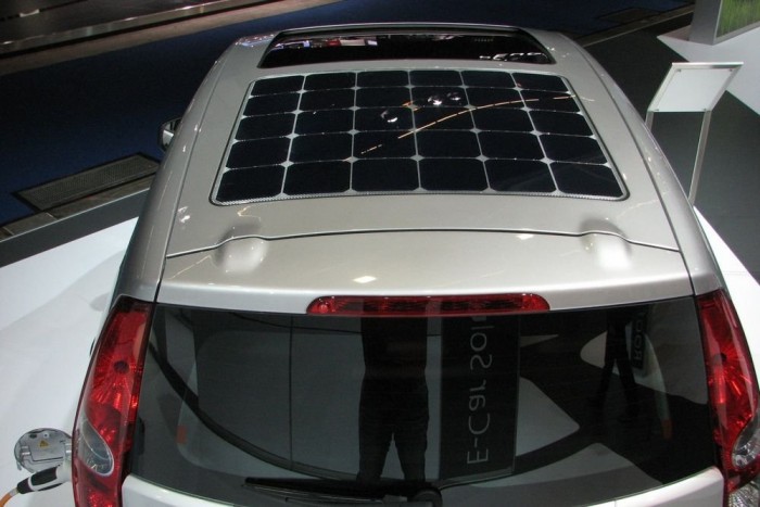 Napelem, hogy parkolás közben is töltődjön az akku