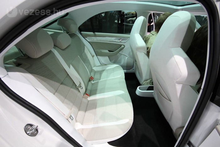 Olcsó családi autó a Skodától 9 | Vezess 4,5 méter hosszú az autó, tágas hátsó lábtérrel