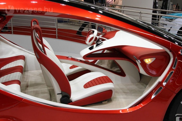 A belsővel nincs baj, még egy iPad is jutott bele