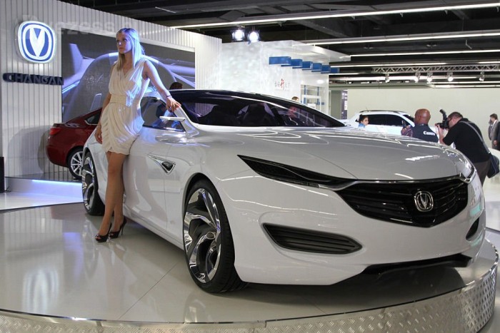 A tündérnek nincs jó kedve, pedig nem egy hígtrágya-szóró gép mellett álldogál