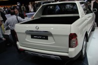 A Ssangyong hossza öt méter alatt marad egy centivel