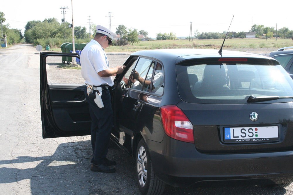 A rendőrségi Škodában felveszik az adatokat