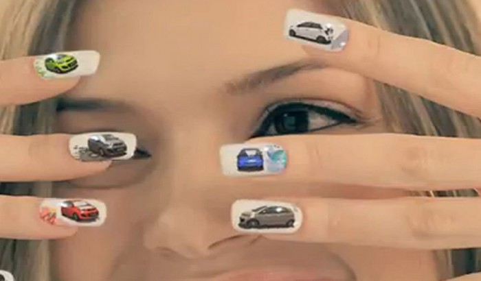 Körmökre festett reklámmal nyomul a Kia