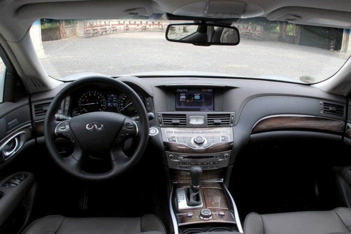 Vezettük a rekorder hibridautót 8 | Vezess A beltérben a sok luxus mellett kevés Renault- és Nissan-utalás jelzi: az Infiniti azért olyan prémiummárka, aminek vannak póri gyökerei