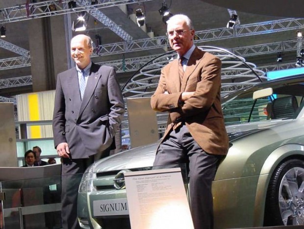 10 éve még volt Budapesti Autószalon 8 Megvalósult az Opel Signum2 tanulmányautó. Anno Franz Beckenbauer (jobbra) és Carl-Peter Forster (az Opel elnöke) leplezte le