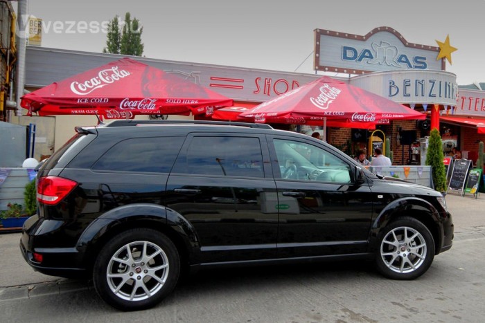 FIAT Freemont: Száguldó erőd 7 Mire a ruppótlan amerikai autók Európába értek, mindig kitalálta valaki, hogy adjuk őket prémiumtermékként, mert a vám és a szállítás úgyis felveri az árukat. A Dodge Journey megúszta ezt, FIAT Freemontként is nagyon jó az ára és variálhatósága sem csorbult