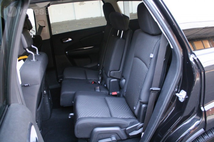 Hosszirányban, osztottan mozgatható az üléspad, állítható a támla dőlése is