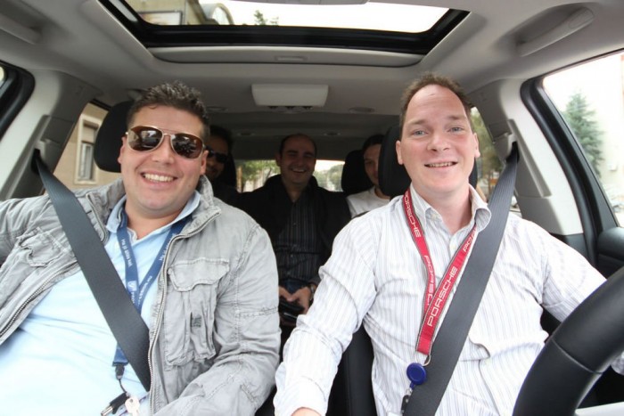 Hátul hárman is szűkösen lehet elférni, az utolsó sort be sem vállaltuk