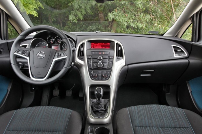 Csak semmi turbó: Astra 1,6 10 | Vezess Kellemes tapintású anyagok, és síri csend az utastérben