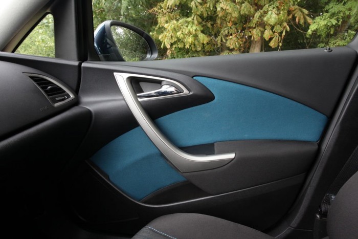 Csak semmi turbó: Astra 1,6 9 | Vezess Jót tesz a hangulatnak a színes kárpit