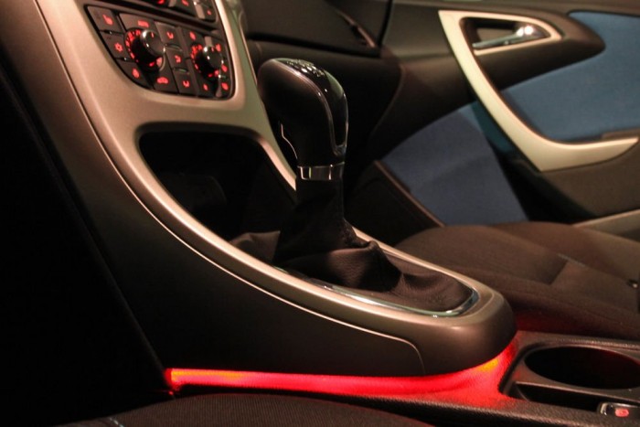 Csak semmi turbó: Astra 1,6 12 | Vezess Rejtett hangulatvilágítás a váltókar környékén