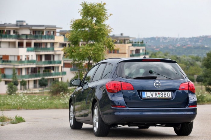 Csak semmi turbó: Astra 1,6 6 | Vezess Harmonikus, szép formájú a kombi Astra