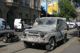 UAZ-ok kergetnek Jeepet a budai rakparton