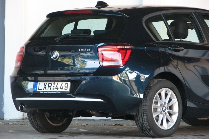 A hátsó lámpa kiköpött új VW Polo