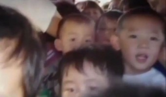 64 kínai iskolást zsúfoltak egy minibuszba