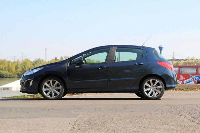 Már szinte Volkswagen szintű minimalizmus pihenteti szemünket