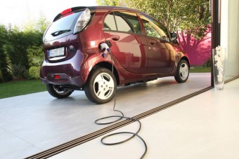 Vezeték nélküli töltőn dolgozik a Mitsubishi