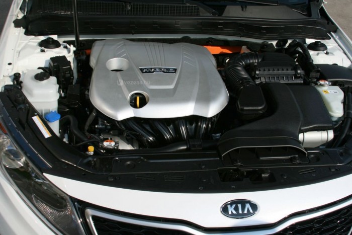 Ez még az amerikai verzió a 2,4 literes, 168 LE/209 Nm teljesítményű négyhengeressel. Az elektromos motor 41 lóerőt és 205 nm nyomatékot ad le, a rendszer maximális összteljesítménye 209 lóerős és 265 Nm. Az európai Optima Hybrid benzinese kétliteres lesz