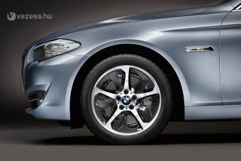 Itt a hibrid hajtású BMW Ötös