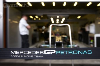 F1: Nagyágyúkat igazolt a Mercedes