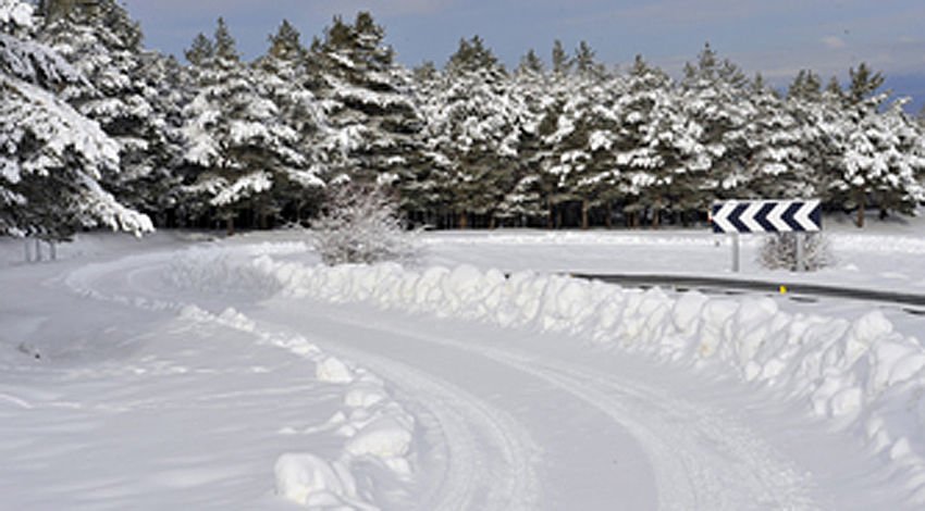 47697_372280_1000x700.jpg | Vezess | Vezess Amikor Ön és a családja már alig várja az első hópelyheket, gondolni kell a tél másik arcára is. Európában ekkor a leginkább szélsőséges az időjárás.